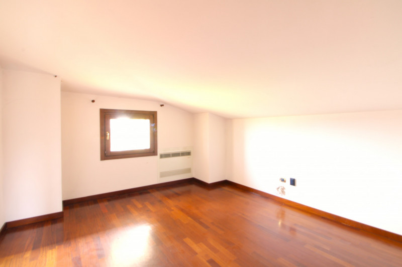 SOLESINO: proponiamo in vendita, nel cuore del paese, una splendida villa contemporanea di circa ...