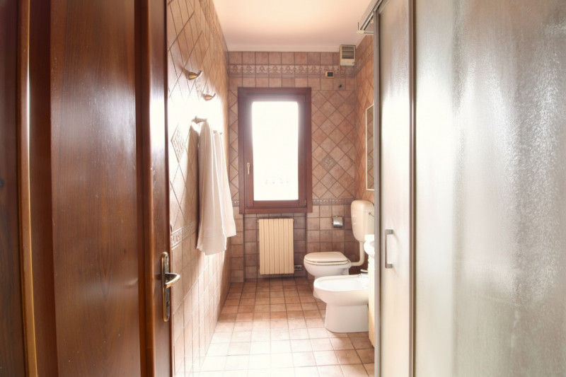 SOLESINO: proponiamo in vendita, nel cuore del paese, una splendida villa contemporanea di circa ...