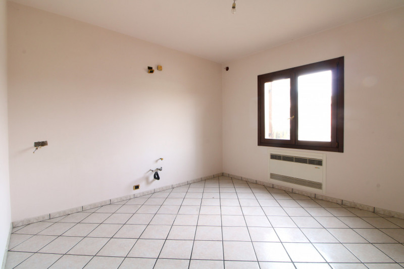 SOLESINO: proponiamo in vendita, nel cuore del paese, una splendida villa contemporanea di circa ...