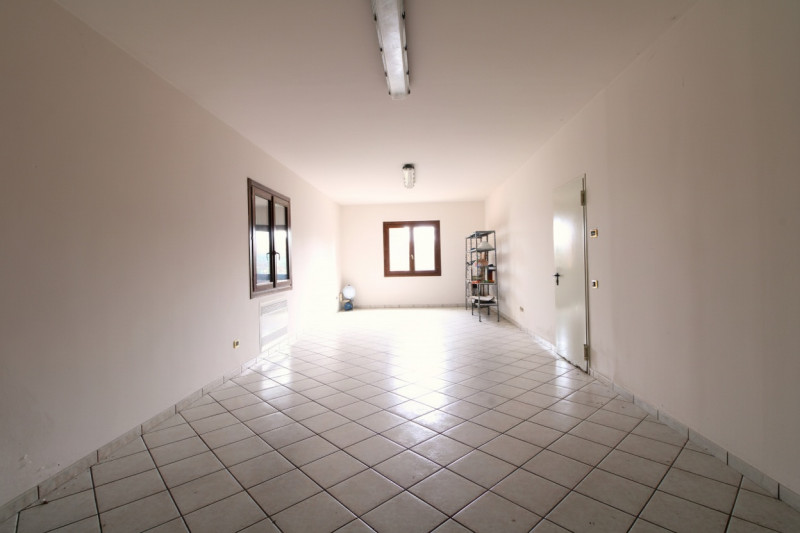 SOLESINO: proponiamo in vendita, nel cuore del paese, una splendida villa contemporanea di circa ...