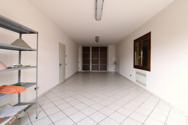 SOLESINO: proponiamo in vendita, nel cuore del paese, una splendida villa contemporanea di circa ...