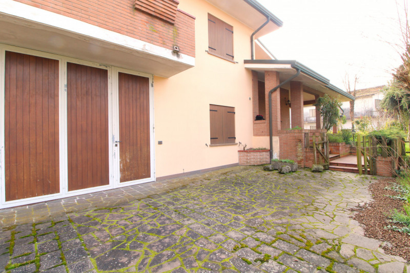 SOLESINO: proponiamo in vendita, nel cuore del paese, una splendida villa contemporanea di circa ...