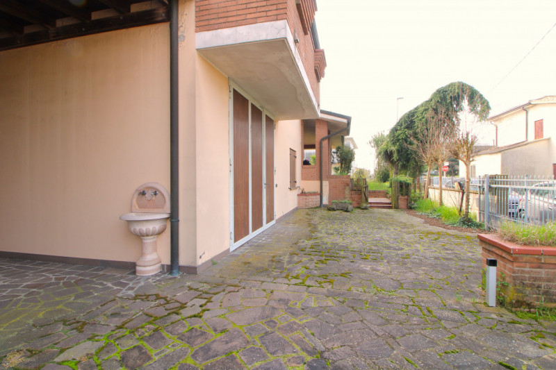 SOLESINO: proponiamo in vendita, nel cuore del paese, una splendida villa contemporanea di circa ...