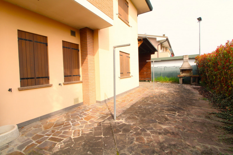 SOLESINO: proponiamo in vendita, nel cuore del paese, una splendida villa contemporanea di circa ...