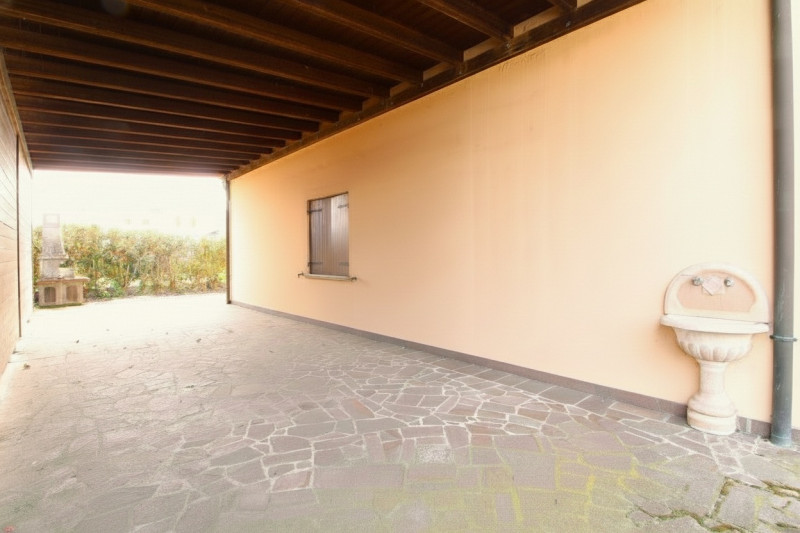 SOLESINO: proponiamo in vendita, nel cuore del paese, una splendida villa contemporanea di circa ...