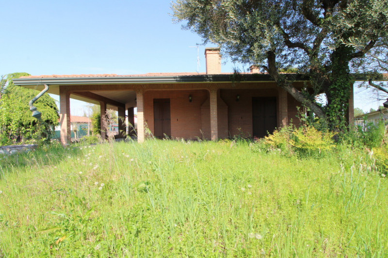 SOLESINO: proponiamo in vendita, nel cuore del paese, una splendida villa contemporanea di circa ...