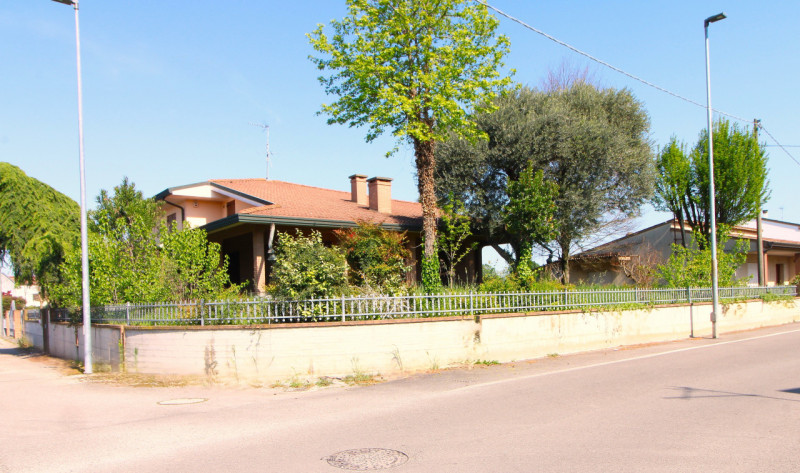 SOLESINO: proponiamo in vendita, nel cuore del paese, una splendida villa contemporanea di circa ...