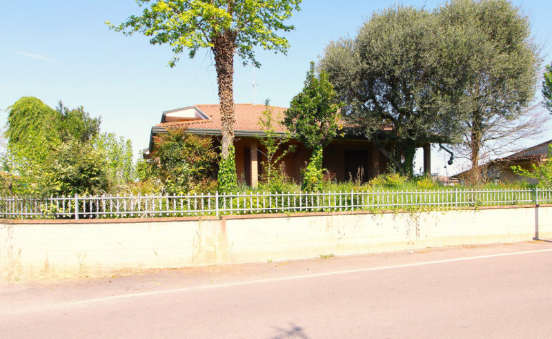 SOLESINO: proponiamo in vendita, nel cuore del paese, una splendida villa contemporanea di circa ...