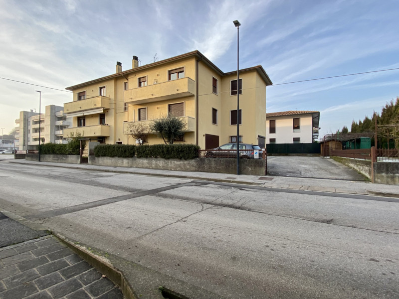 In una palazzina di sole 4 unità abitative, in centro al paese, proponiamo in vendita un grande a...