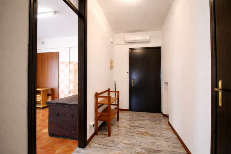 In una palazzina di sole 4 unità abitative, in centro al paese, proponiamo in vendita un grande a...