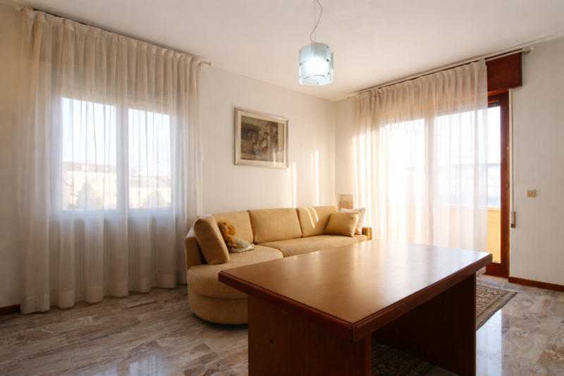 In una palazzina di sole 4 unità abitative, in centro al paese, proponiamo in vendita un grande a...