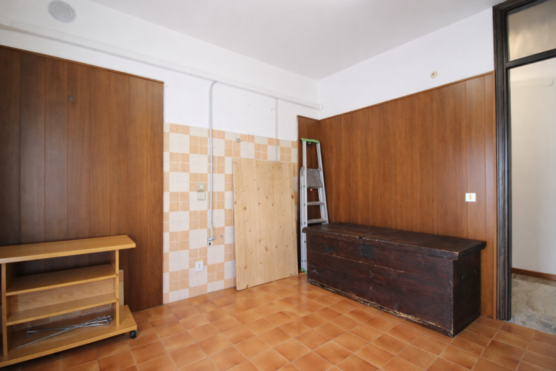 In una palazzina di sole 4 unità abitative, in centro al paese, proponiamo in vendita un grande a...