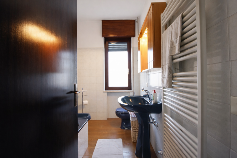 In una palazzina di sole 4 unità abitative, in centro al paese, proponiamo in vendita un grande a...