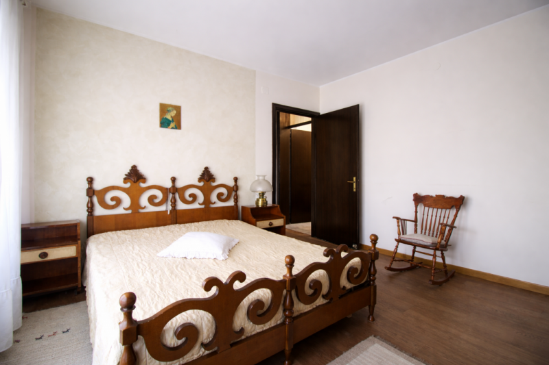 In una palazzina di sole 4 unità abitative, in centro al paese, proponiamo in vendita un grande a...