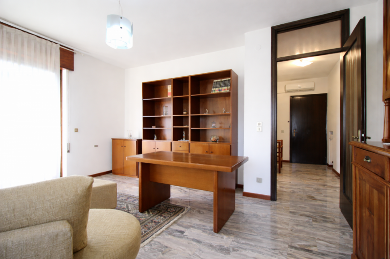 Monticello Conte Otto. In una palazzina di sole 4 unità abitative in centro al paese, proponiamo ...