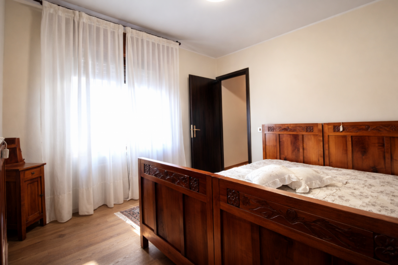 In una palazzina di sole 4 unità abitative, in centro al paese, proponiamo in vendita un grande a...