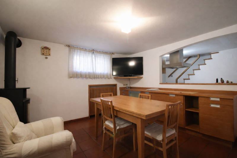 In una palazzina di sole 4 unità abitative, in centro al paese, proponiamo in vendita un grande a...