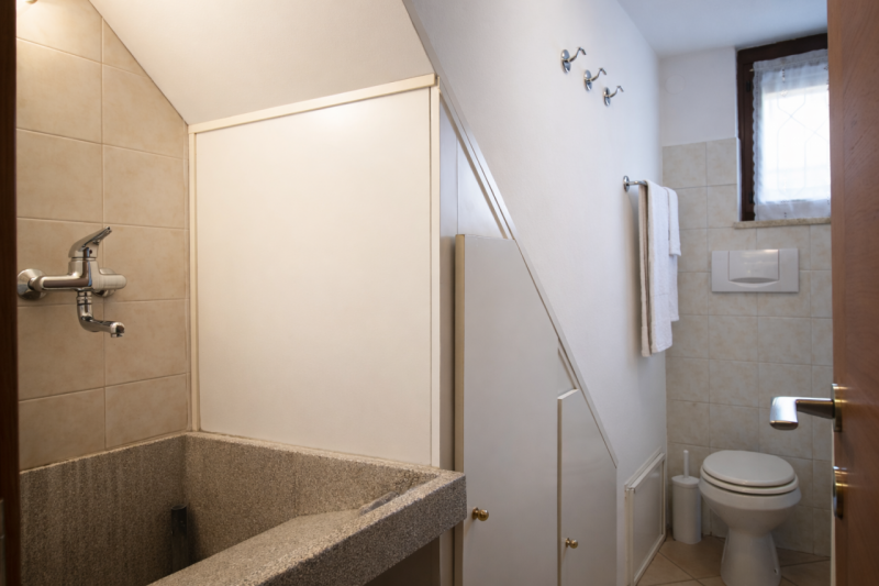 In una palazzina di sole 4 unità abitative, in centro al paese, proponiamo in vendita un grande a...