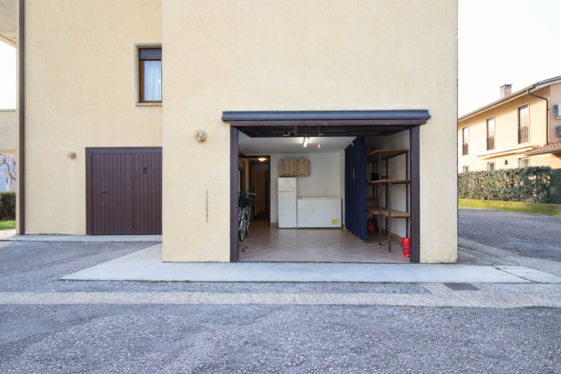 In una palazzina di sole 4 unità abitative, in centro al paese, proponiamo in vendita un grande a...