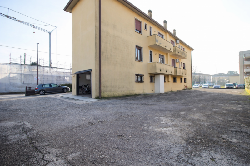 Monticello Conte Otto. In una palazzina di sole 4 unità abitative in centro al paese, proponiamo ...