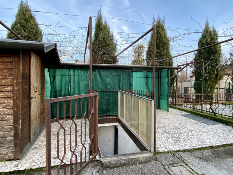 In una palazzina di sole 4 unità abitative, in centro al paese, proponiamo in vendita un grande a...