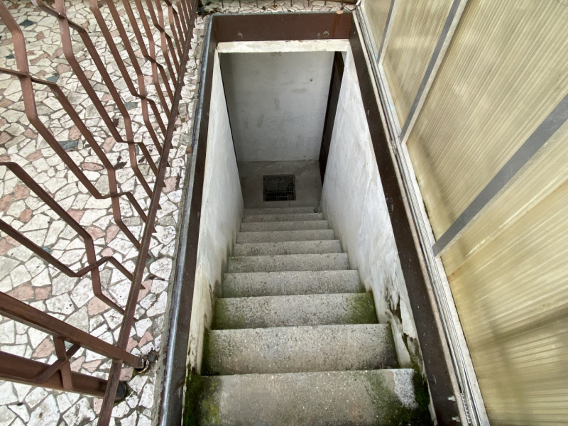 In una palazzina di sole 4 unità abitative, in centro al paese, proponiamo in vendita un grande a...