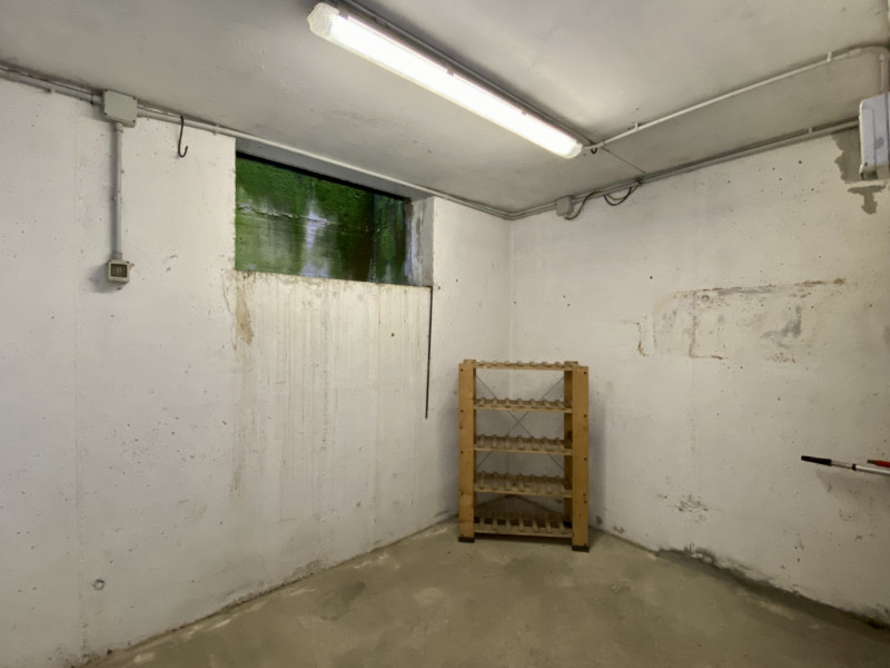 In una palazzina di sole 4 unità abitative, in centro al paese, proponiamo in vendita un grande a...