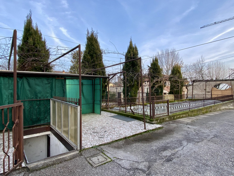 In una palazzina di sole 4 unità abitative, in centro al paese, proponiamo in vendita un grande a...