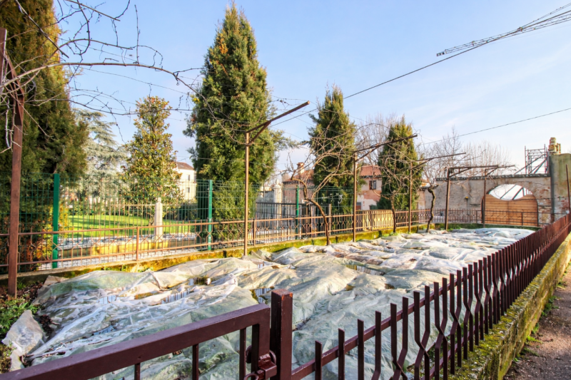 In una palazzina di sole 4 unità abitative, in centro al paese, proponiamo in vendita un grande a...