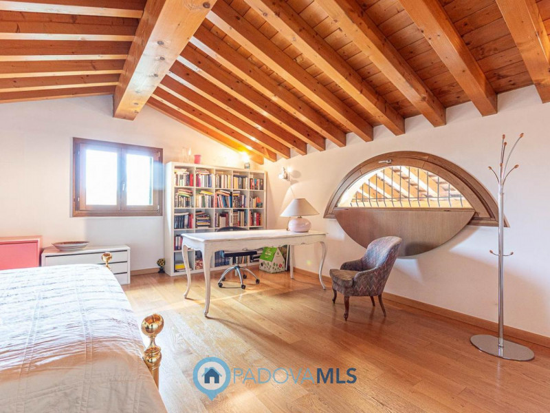 Immobile in esclusiva al Gruppo Padova MLS

Nel cuore della zona Bosco di Rubano, in un contesto ...