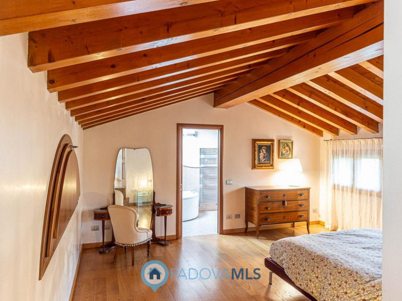 Immobile in esclusiva al Gruppo Padova MLS

Nel cuore della zona Bosco di Rubano, in un contesto ...