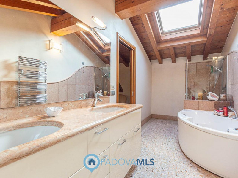 Immobile in esclusiva al Gruppo Padova MLS

Nel cuore della zona Bosco di Rubano, in un contesto ...