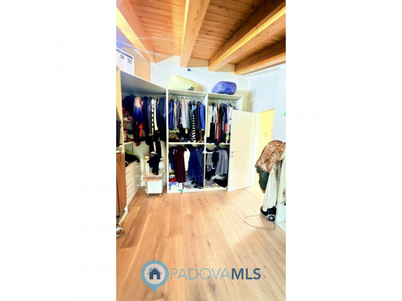 Immobile in esclusiva al Gruppo Padova MLS
BAGNOLI DI SOPRA:
Una posizione ideale per chi cerca s...