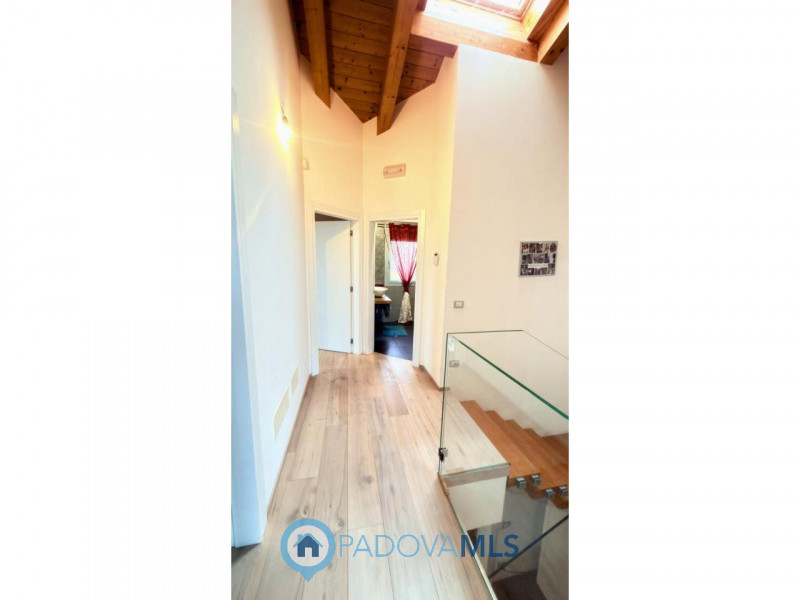 Immobile in esclusiva al Gruppo Padova MLS
BAGNOLI DI SOPRA:
Una posizione ideale per chi cerca s...