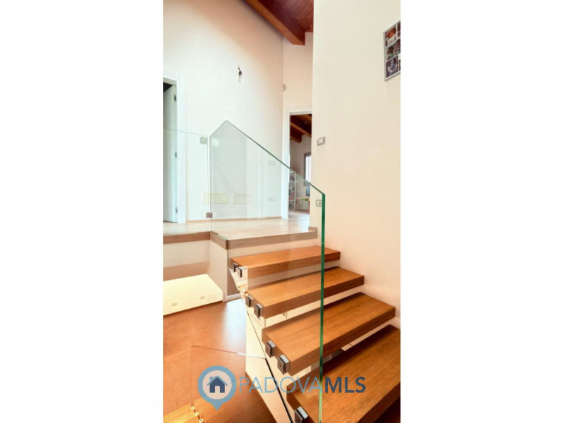 Immobile in esclusiva al Gruppo Padova MLS
BAGNOLI DI SOPRA:
Una posizione ideale per chi cerca s...