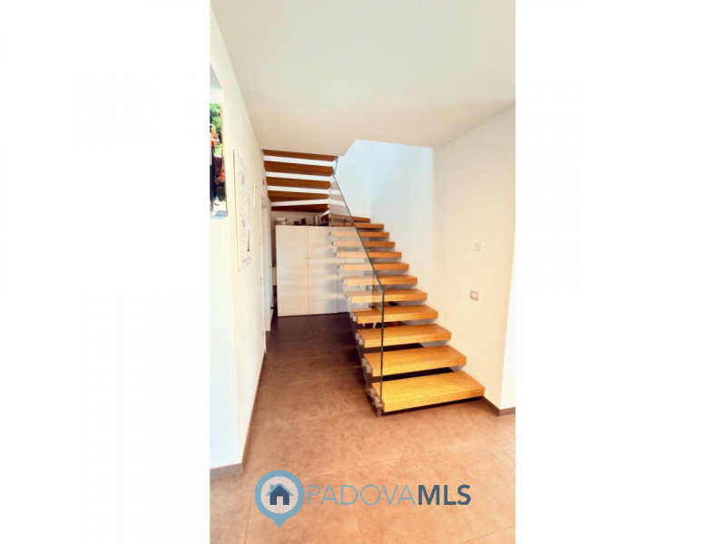 Immobile in esclusiva al Gruppo Padova MLS
BAGNOLI DI SOPRA:
Una posizione ideale per chi cerca s...