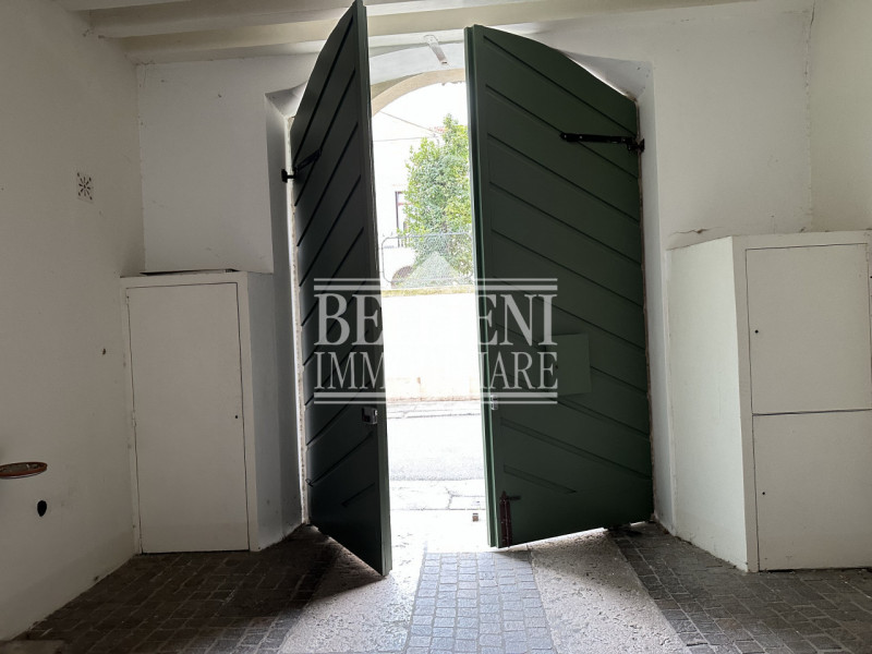 SANTI APOSTOLI: In palazzo d'epoca recentemente ristrutturato affittiamo monolocale completamente...