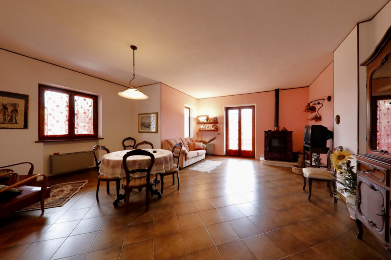 COMPOSIZIONE:
Proponiamo in vendita bellissima casa singola disposta su due livelli con ampi spaz...