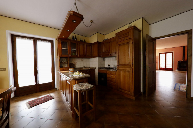 COMPOSIZIONE:
Proponiamo in vendita bellissima casa singola disposta su due livelli con ampi spaz...