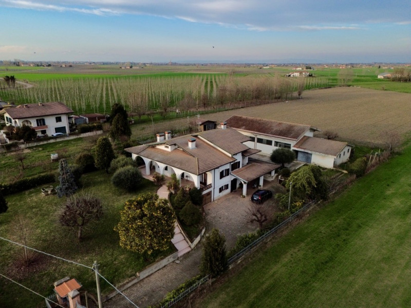 COMPOSIZIONE:
Proponiamo in vendita bellissima casa singola disposta su due livelli con ampi spaz...