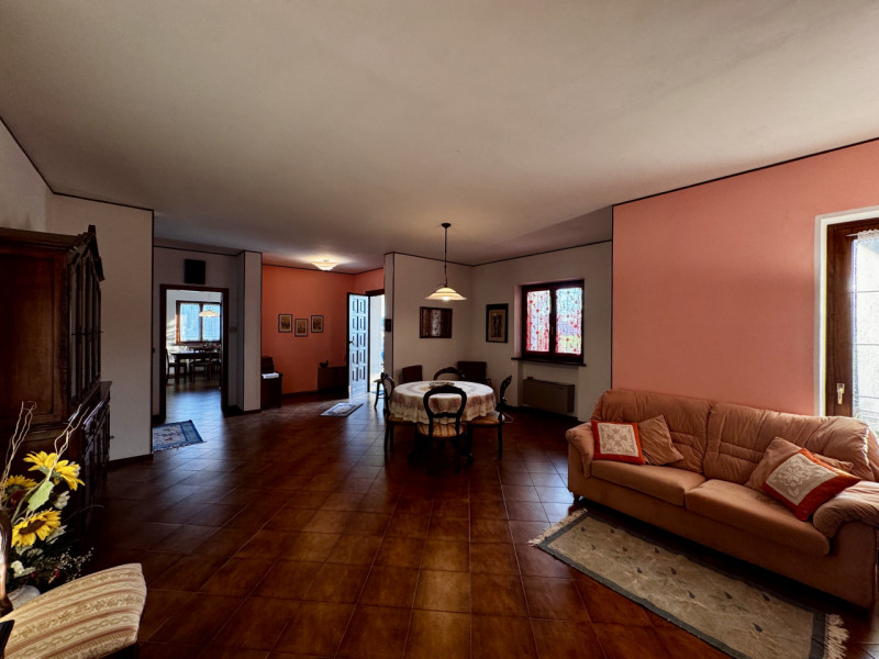 COMPOSIZIONE:
Proponiamo in vendita bellissima casa singola disposta su due livelli con ampi spaz...