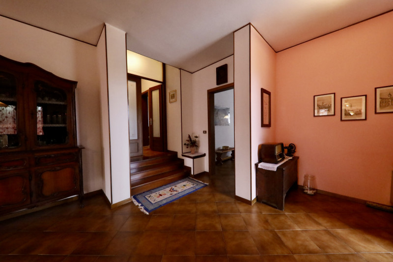 COMPOSIZIONE:
Proponiamo in vendita bellissima casa singola disposta su due livelli con ampi spaz...