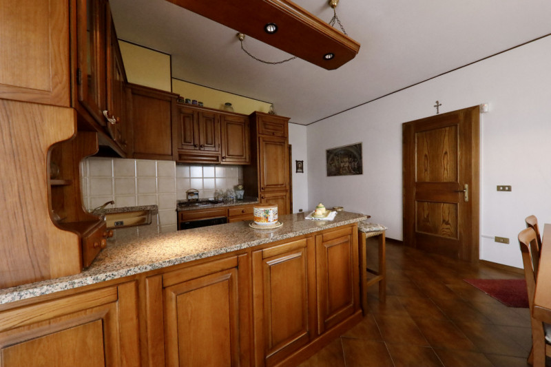 COMPOSIZIONE:
Proponiamo in vendita bellissima casa singola disposta su due livelli con ampi spaz...