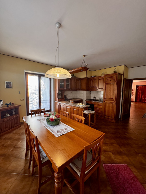 COMPOSIZIONE:
Proponiamo in vendita bellissima casa singola disposta su due livelli con ampi spaz...