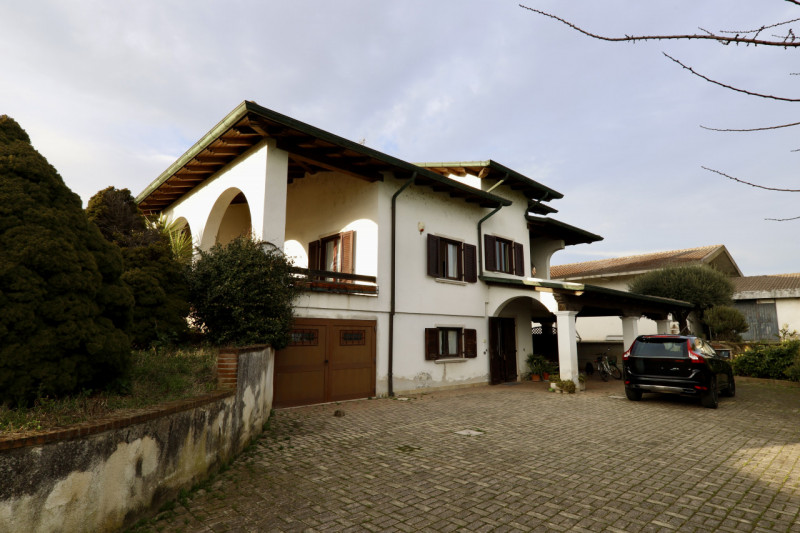 COMPOSIZIONE:
Proponiamo in vendita bellissima casa singola disposta su due livelli con ampi spaz...