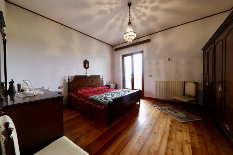 COMPOSIZIONE:
Proponiamo in vendita bellissima casa singola disposta su due livelli con ampi spaz...