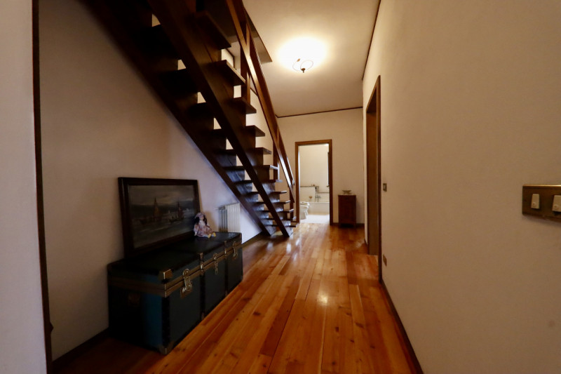 COMPOSIZIONE:
Proponiamo in vendita bellissima casa singola disposta su due livelli con ampi spaz...