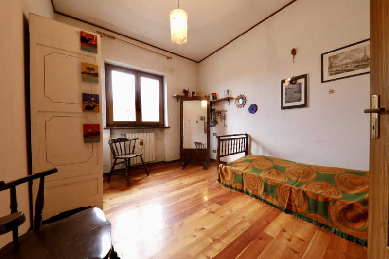 COMPOSIZIONE:
Proponiamo in vendita bellissima casa singola disposta su due livelli con ampi spaz...