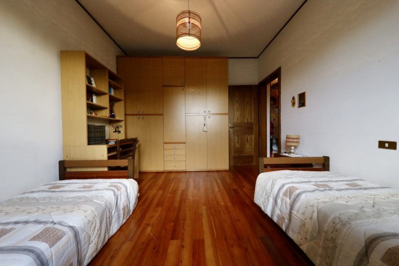 COMPOSIZIONE:
Proponiamo in vendita bellissima casa singola disposta su due livelli con ampi spaz...