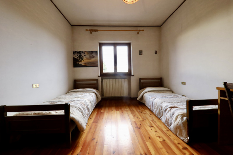 COMPOSIZIONE:
Proponiamo in vendita bellissima casa singola disposta su due livelli con ampi spaz...